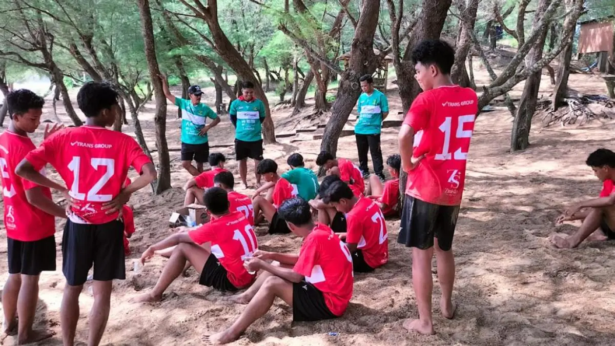 FOKUS: Pemain Perssu MC melakukan latihan di Pantai Slopeng, Desa Semaan Kecamatan Dasuk, Minggu (24/5).