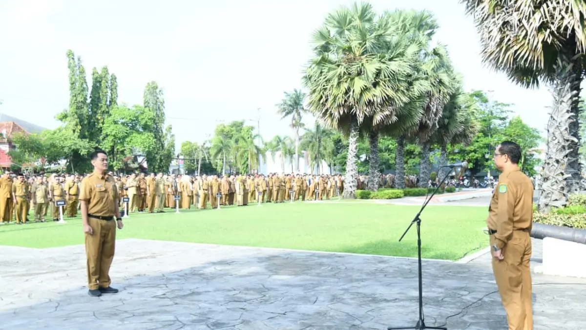 FOKUS: Sejumlah pegawai tengah mengikuti apel rutin di halaman Pemerintah Kabupaten Sumenep.
