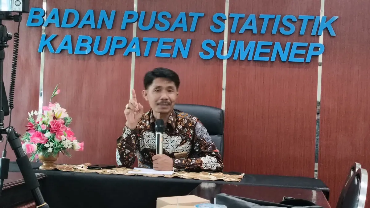 GELUTI DATA: Kepala BPS Sumenep Handoyo Wijoyo mensosialisasikan Sensus Ekonomi 2026 di kantornya, Selasa (2/6). (Luqman Hakim/JPRM)