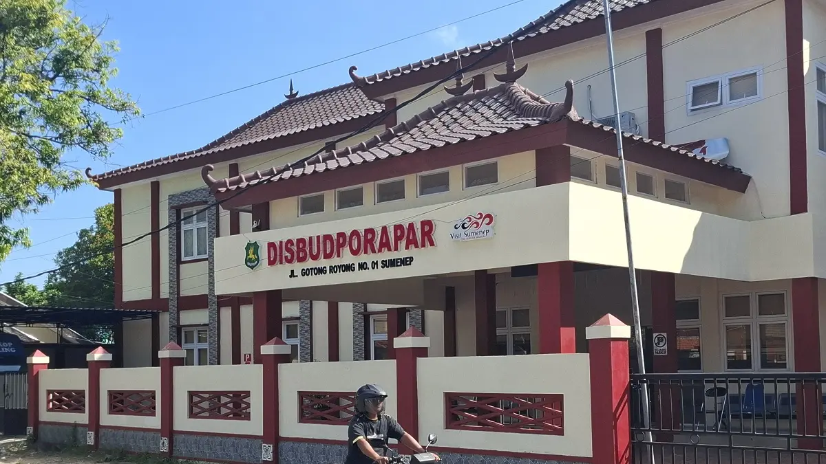 MEGAH: Masyarakat melintas di depan kantor Disbudporapar Sumenep di Jalan Gotong Royong, Pajagalan, Kecamatan Kota Sumenep, Minggu (7/6)