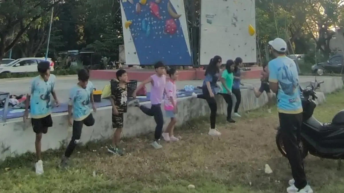 MEMACU ADRENALIN: Atlet FPTI melaksanakan latihan rutin di lapangan panjat tebing Sampang Sport Center, Sabtu (6/6).