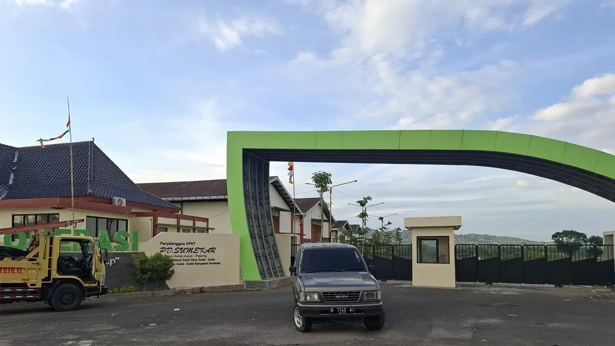 TEMPAT USAHA: Pengendara melintas di depan Gedung APHT yang berada di Kecamatan Guluk-Guluk, Sumenep.