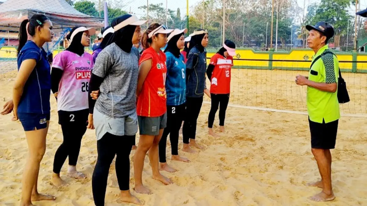 FOKUS: Pengurus PBVSI Sumenep saat melakukan pembinaan atlet muda bola voli pantai di Lapangan GOR A. Yani, Desa Pabian, Kecamatan Kota, Senin (1/6). (MAHRUS UNTUK JPRM)