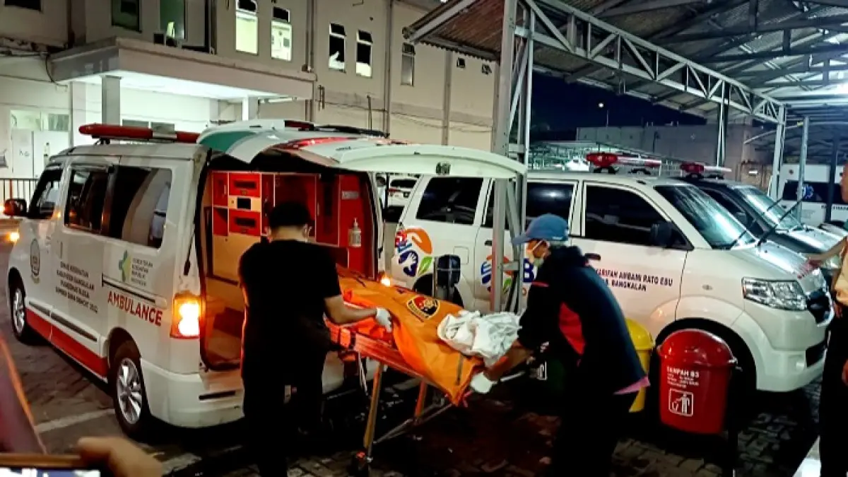 KORBAN PEMBUNUHAN: Petugas saat menurunkan jenazah korban Agustinas Beta Farihah di RSUD Syamrabu Bangkalan, Rabu (22/4). (ZEINAL ABIDIN/JPRM)
