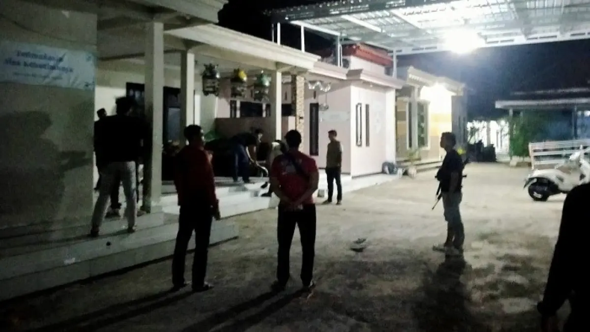 OLAH TKP: Anggota Polres Sampang saat melakukan olah TKP di Desa Sawah Tengah, Kecamatan Robatal, Sampang, Sabtu (6/6). (HUMAS POLRES UNTUK JPRM)