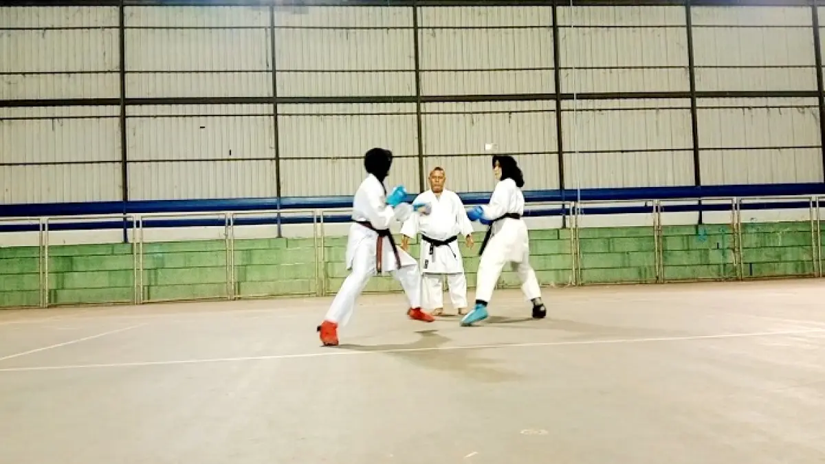 PENUH SEMANGAT: Atlet Inkai Sampang saat mengikuti latihan rutin di GOR Indoor Sampang, Minggu (31/5). (INKAI UNTUK JPRM)