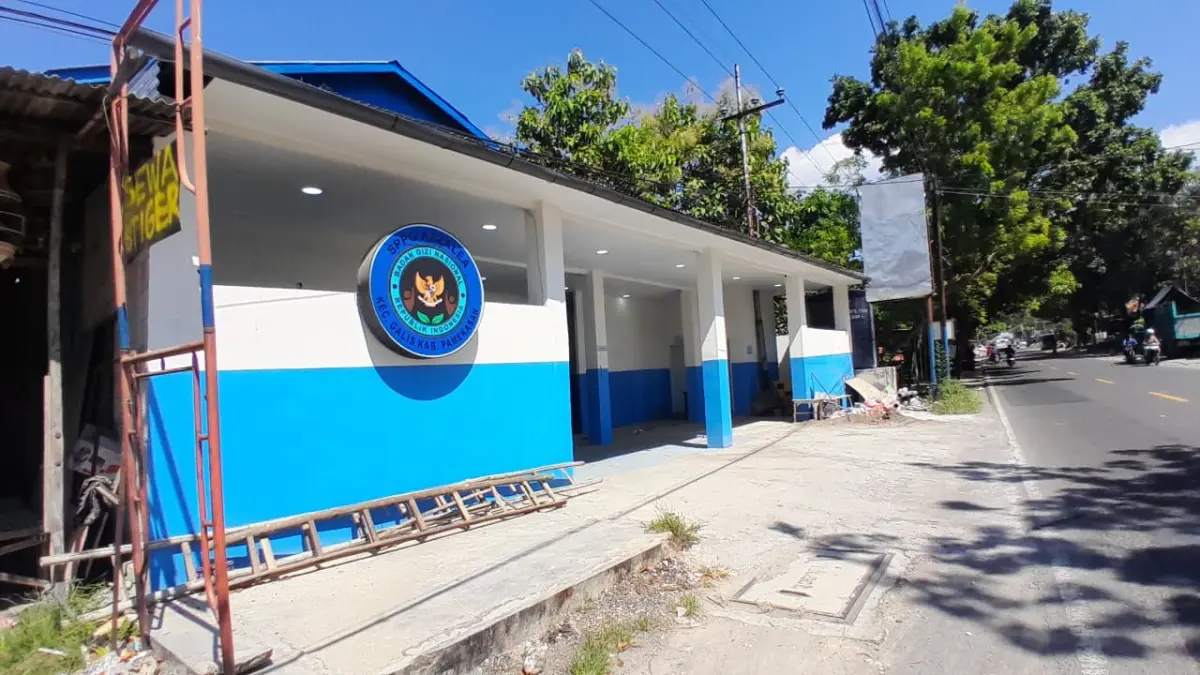 BELUM BEROPERASI: Sejumlah kendaraan melintas di depan Gedung SPPG Azzalea di Kecamatan Galis, Pamekasan, Senin (8/6). (M. KHOLIL RAMLI/JPRM)