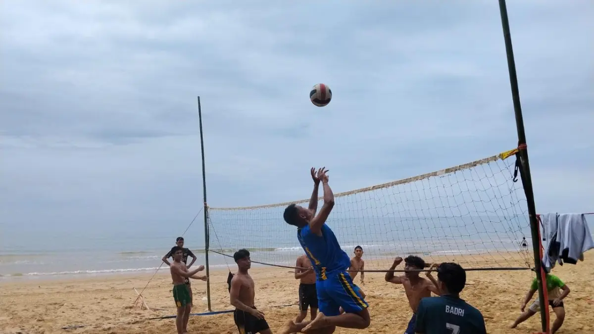 FOKUS: Sejumlah atlet voli pantai PBVSI Sumenep menjalani latihan di Pantai Lombang, Kecamatan Batang-Batang, Minggu (17/5).