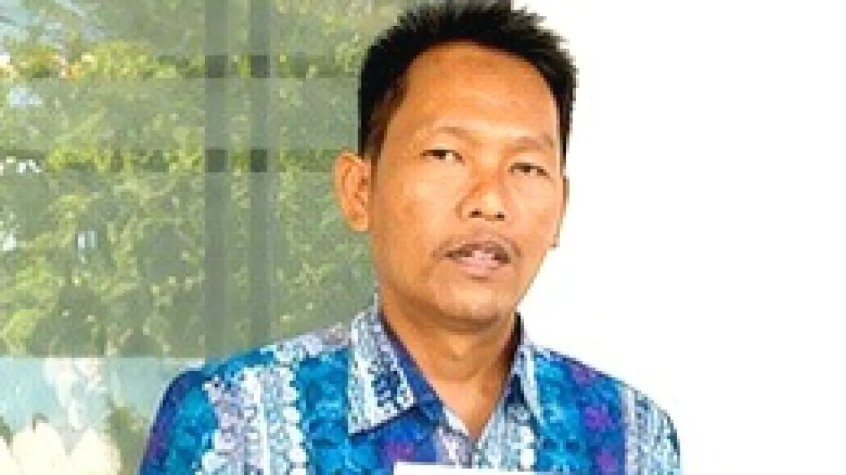 KEPASTIAN HUKUM: Mohammad Taufik selaku penasihat hukum pelapor berada di Polres Pamekasan Senin (8/6). (MOH. IQBAL AFGANI/JPRM)