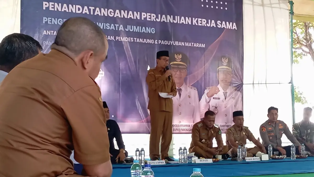 KOMITMEN: Bupati Pamekasan saat menghadiri penandatanganan PKS pengelolaan kawasan wisata Pantai Jumiang, Senin (8/6).