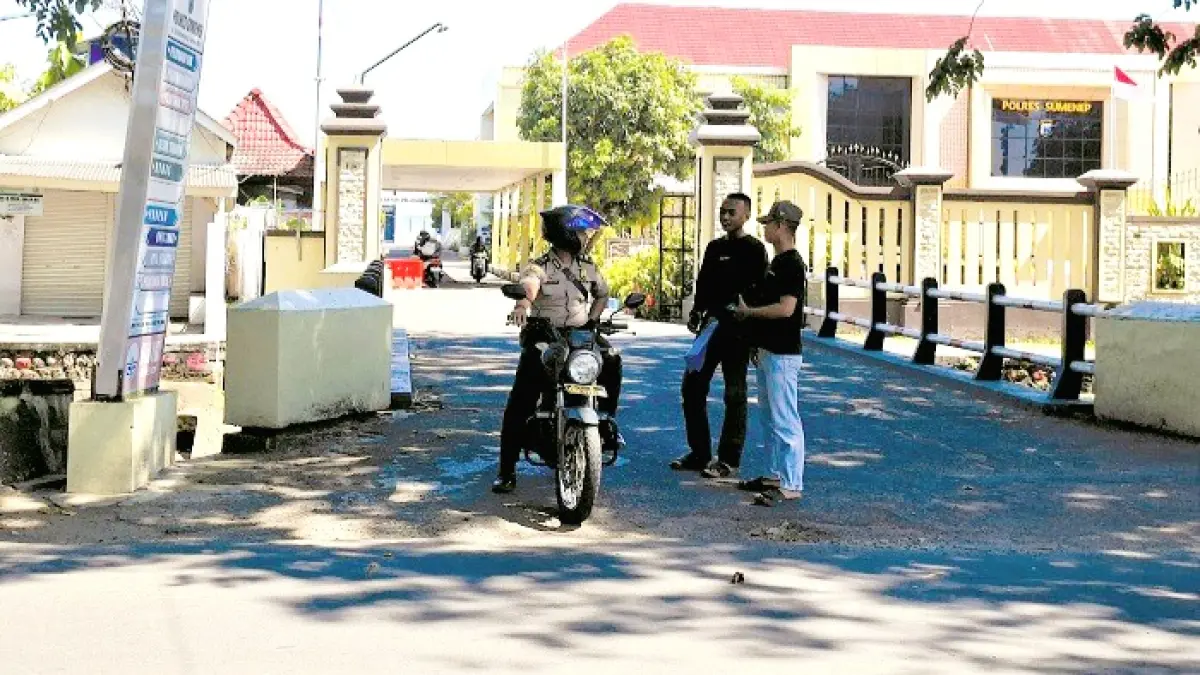 MEGAH: Petugas hendak keluar dari Mapolres Sumenep di Jalan Urip Sumoharjo, Desa Pabian, Kecamatan Kota Sumenep, Senin (8/6). (MOH. LATIF/JPRM)