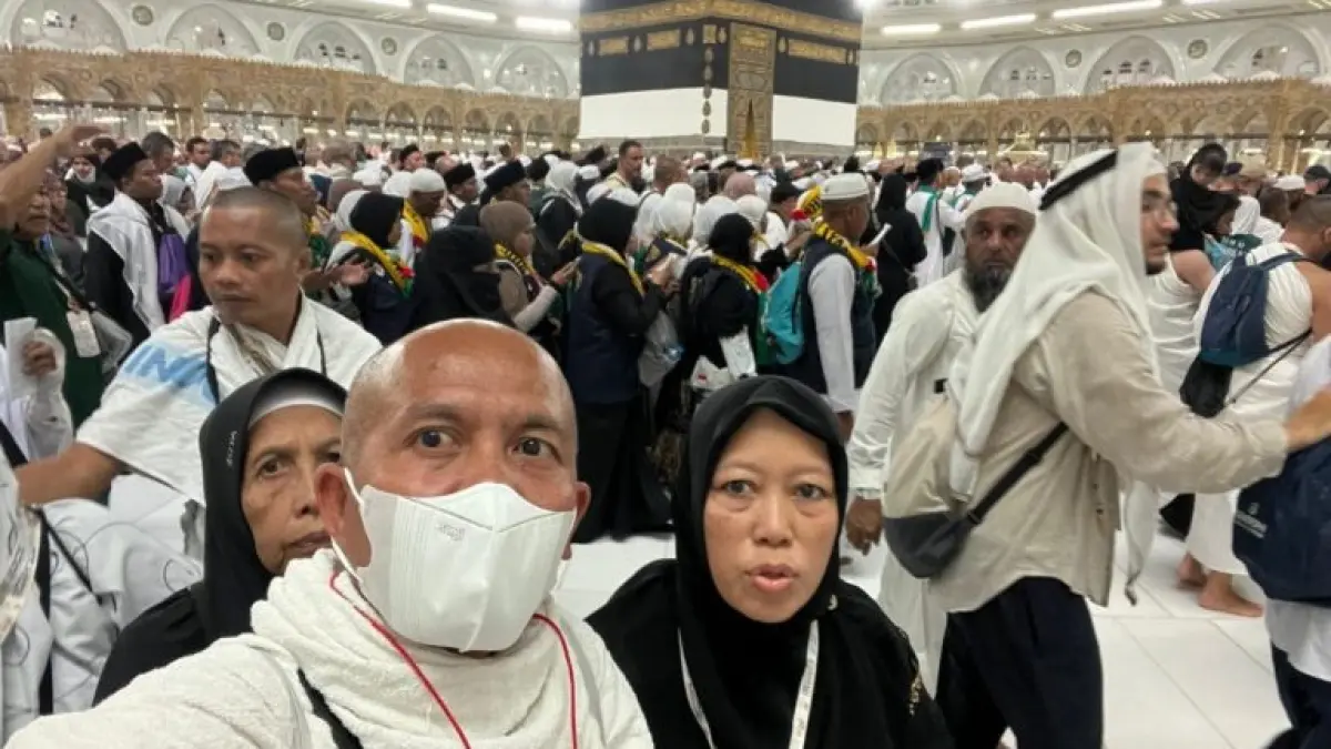 PADAT: Taufadi bersama Ansari berswafoto di depan Kakbah, Minggu (31/5). (TAUFADI UNTUK JPRM)