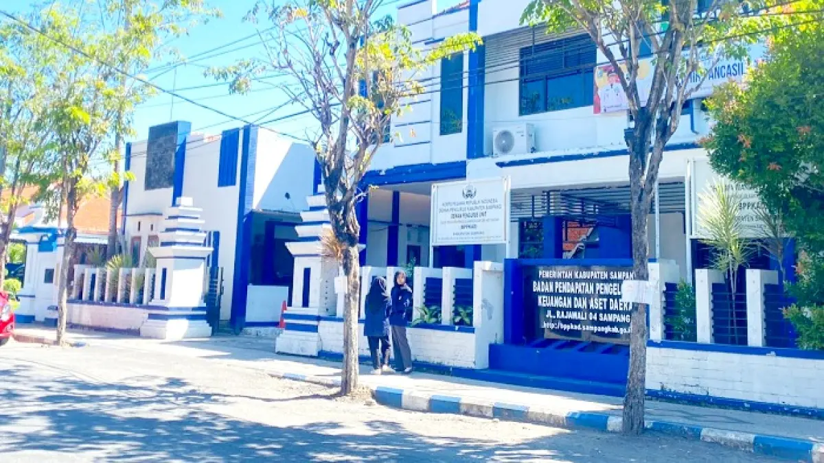 PELAYANAN: Mahasiswa saat berada di sekitar kantor BPPKAD Sampang Senin (8/6). (AYU LATIFAH/JPRM)
