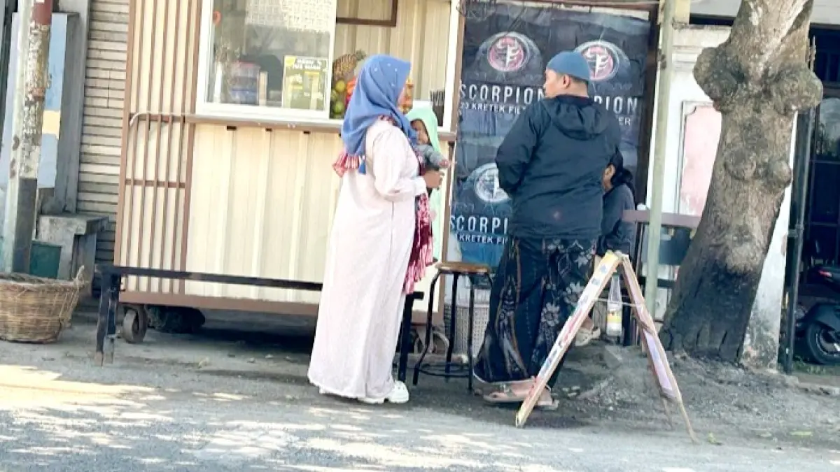 SEHAT: Seorang ibu menggendong buah hatinya di Jalan RE Martadinata Bangkalan&nbsp;Senin (8/6). (VIVIN AGUSTIN HARTONO/JPRM)