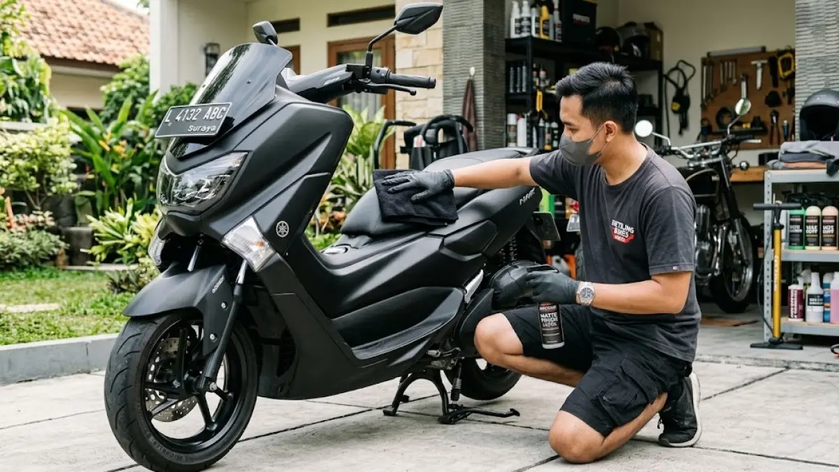 Seseorang sedang merawat cat motornya