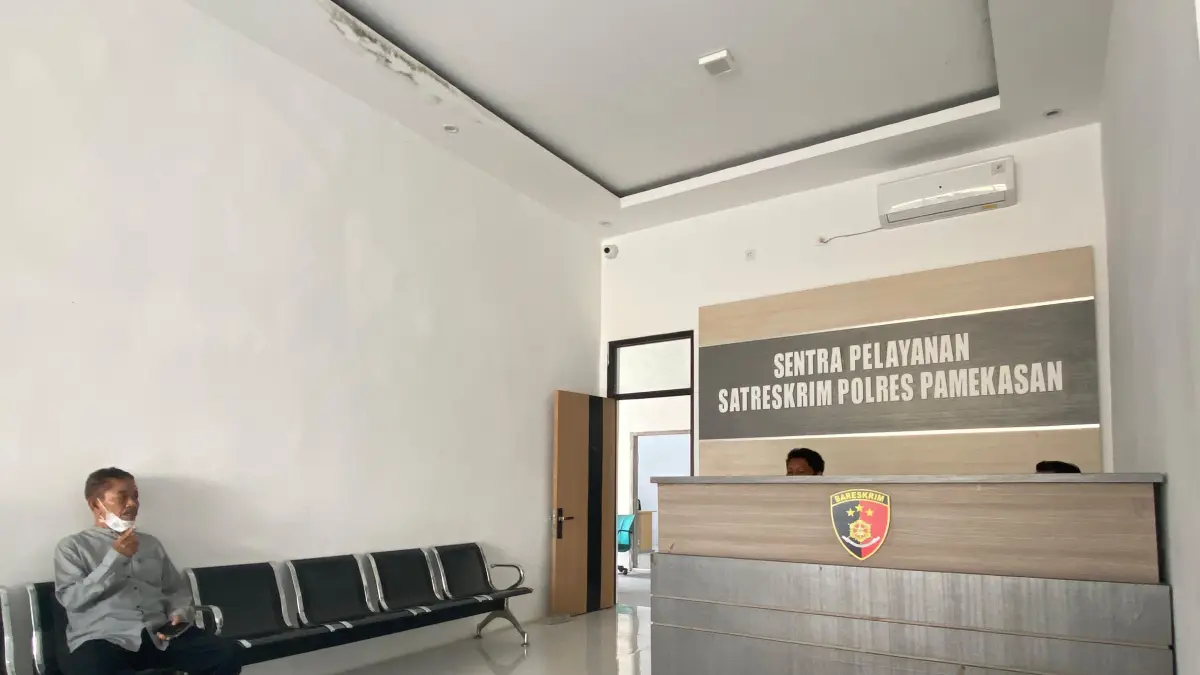 TUNGGU KEPASTIAN: Kakak korban Abd. Sukur berada di ruang Satreskrim Polres Pamekasan, Selasa (9/6).