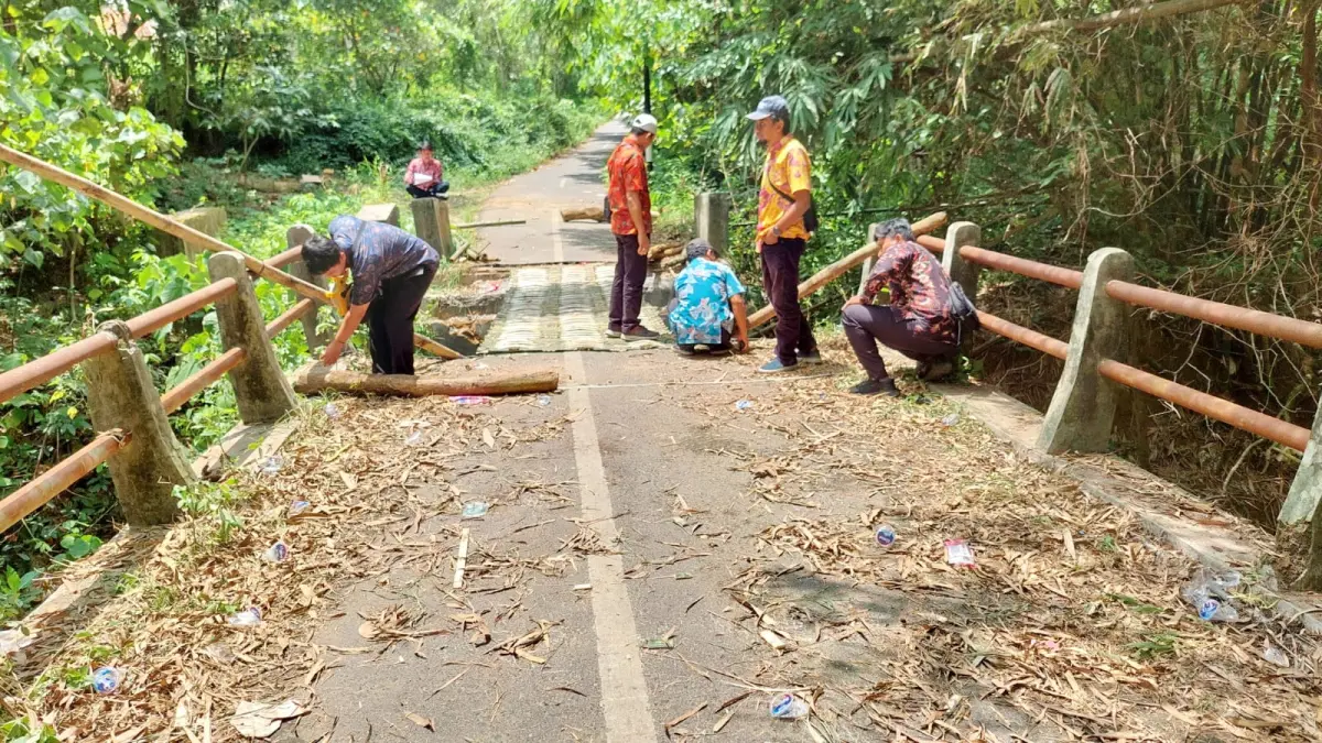 TURUN LAPANG: Dinas Pekerjaan Umum dan Penataan Ruang Pamekasan mengecek kerusakan jembatan di Desa Pangorayan, Kecamatan Proppo. (TRI GUNAWAN UNTUK JPRM)