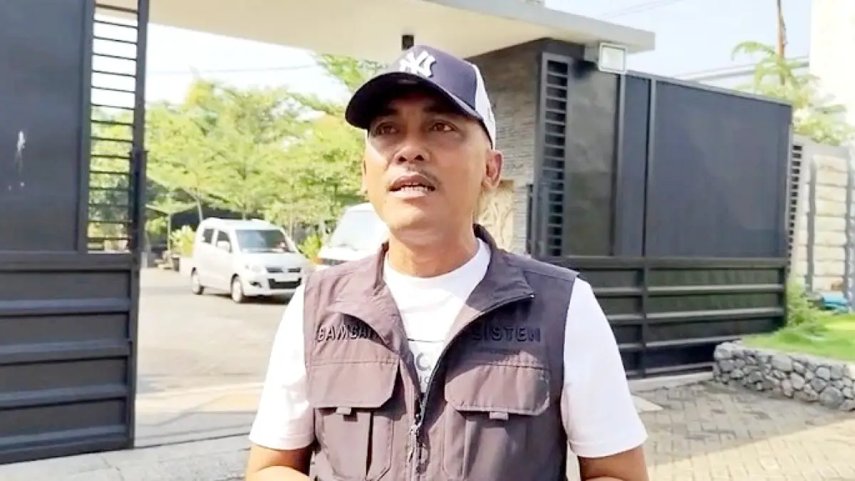 BERI PENJELASAN: Ketua Satgas MBG Bangkalan Bambang Budi Mustika saat dimintai keterangan Selasa (9/6). (ZEINAL ABIDIN/JPRM)