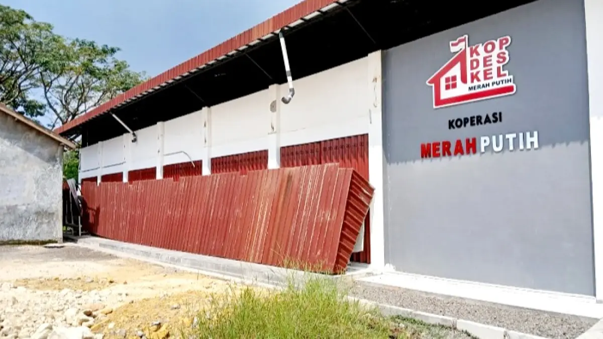 DIDUGA GAGAL KONSTRUKSI: KDMP Desa Pangeleyan, Kecamatan Tanah Merah, Bangkalan, rusak sebelum beroperasi, Senin (25/5). (ZAIQULHAK ALFARIZI UNTUK JPRM)