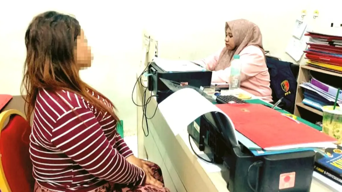 DIPERIKSA: Tersangka H saat diperiksa penyidik Satreskrim Polres Sampang, Senin (8/6). (SATRESKRIM POLRES SAMPANG UNTUK JPRM)