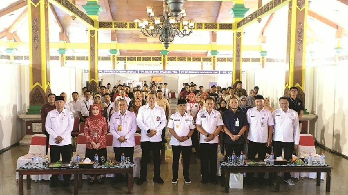 FASILITASI: Bupati Bangkalan Lukman Hakim (depan, tengah) berfoto bersama setelah pembukaan job fair di Pendopo Pratanu kantor pemkab Rabu (10/6). (VIVIN AGUSTIN HARTONO/JPRM)