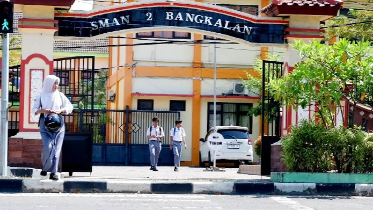 HARAPAN MASA DEPAN: Siswa SMAN 2 Bangkalan berada di halaman sekolahnya Selasa (9/6). (VIVIN AGUSTIN HARTONO/JPRM)