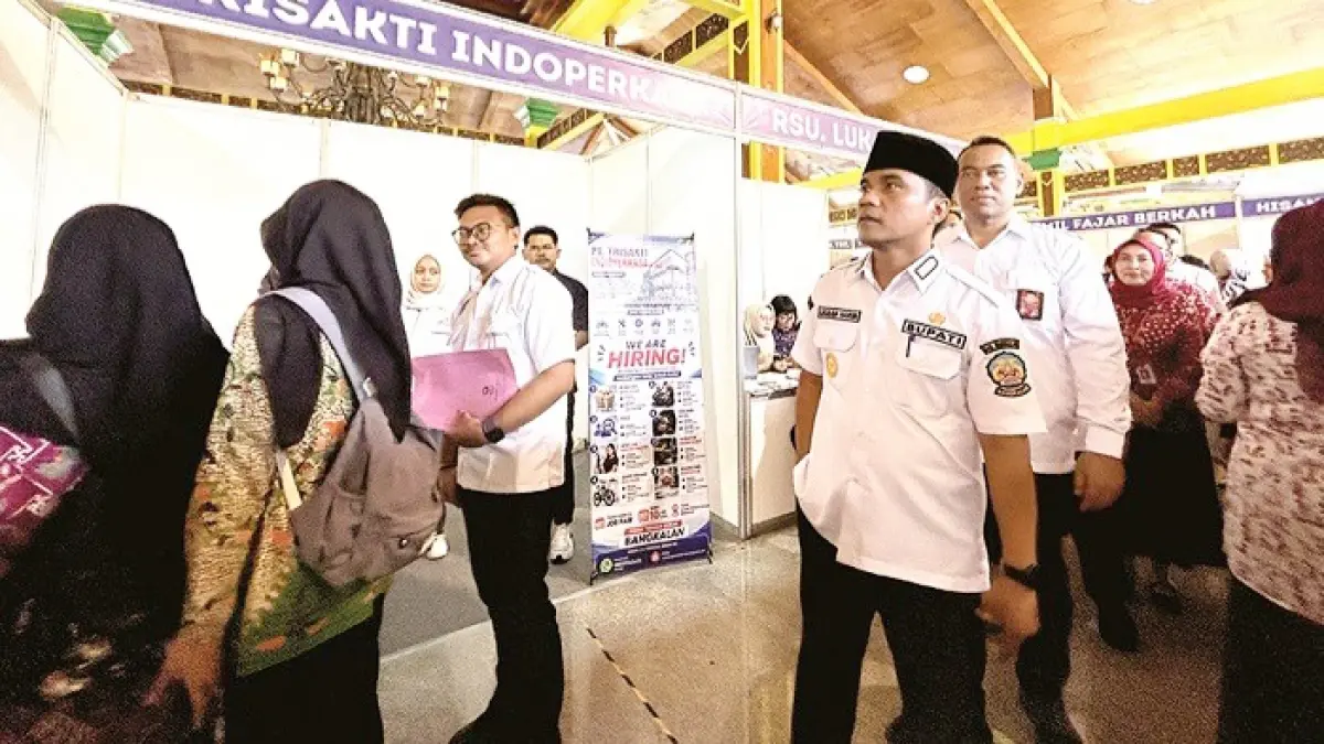 MENINJAU: Bupati Bangkalan Lukman Hakim meninjau stan perusahaan saat kegiatan job fair di Pendopo Pratanu kantor pemkab Rabu (10/6). (VIVIN AGUSTIN HARTONO/JPRM)