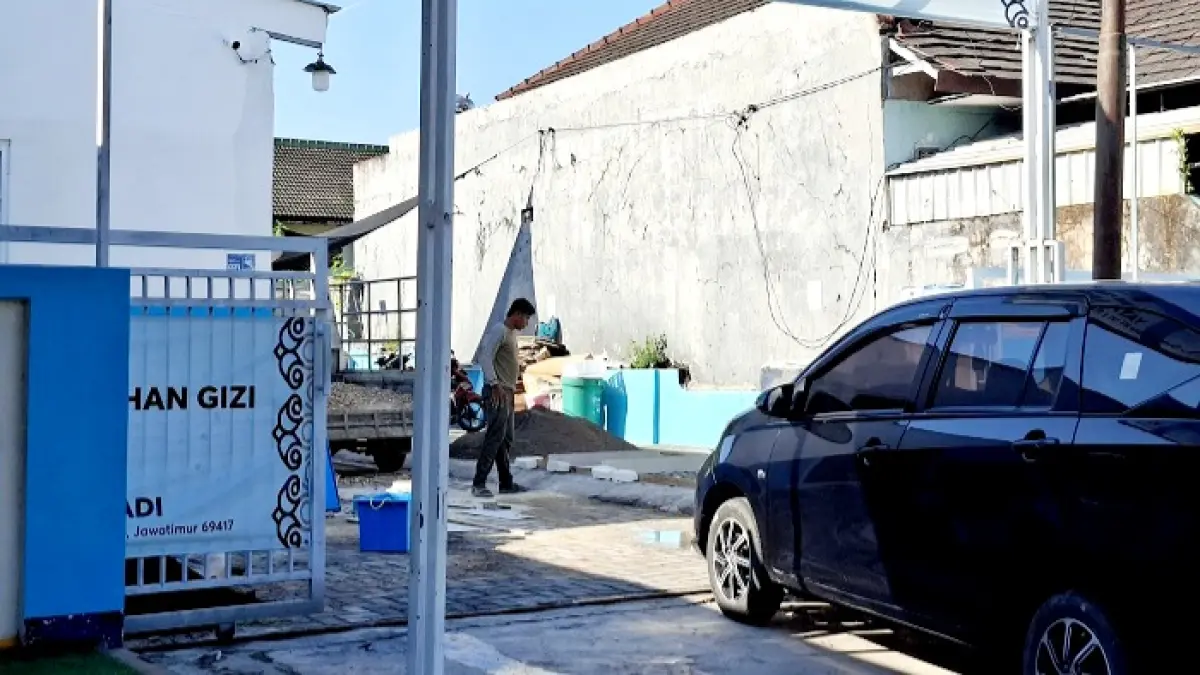 PELAYANAN: Seorang pekerja tengah melakukan perbaikan di SPPG Sumenep Kota Sumenep Kolor, Rabu (3/6). (MOH. LATIF/JPRM)