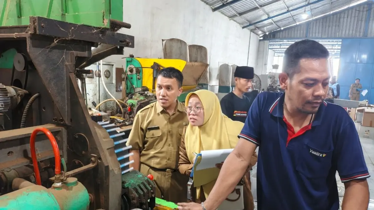 PENDATAAN: Petugas melakukan pengawasan di salah satu perusahaan rokok di Kecamatan Camplong, Sampang, Rabu (22/4). (DISKOPINDAG UNTUK JPRM)