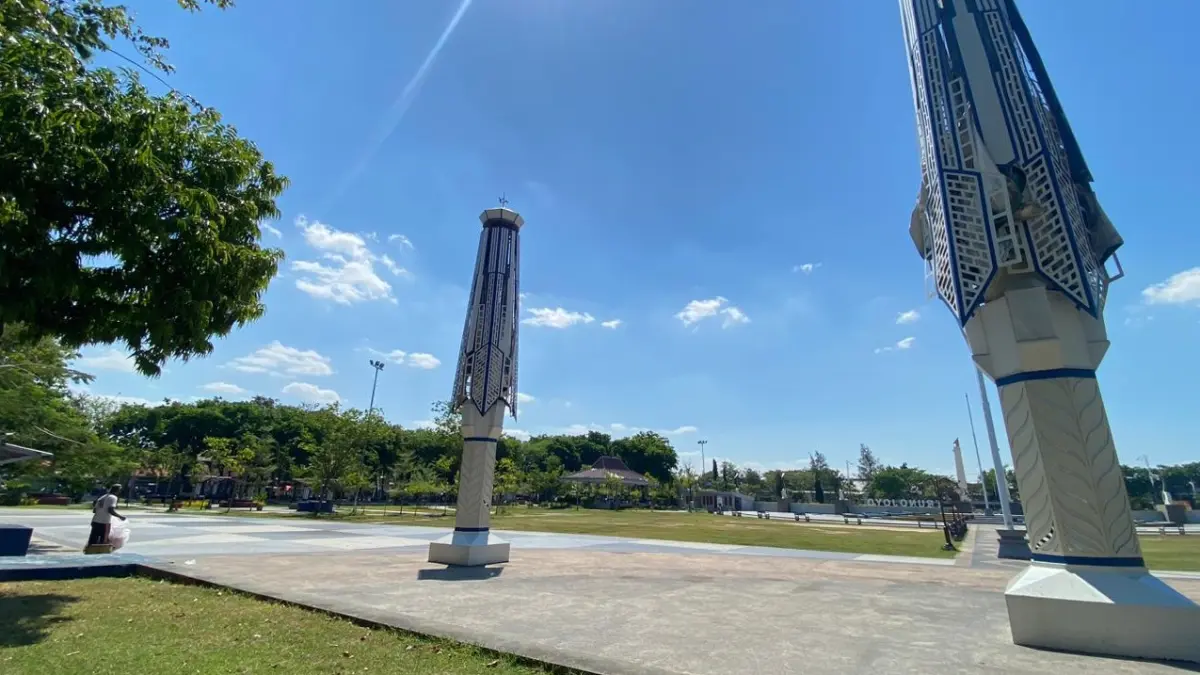 RUSAK: Kondisi payung mekatronik tidak berfungsi di Alun-Alun Trunojoyo, Sampang, Selasa (9/6). (AYU LATIFAH/JPRM)