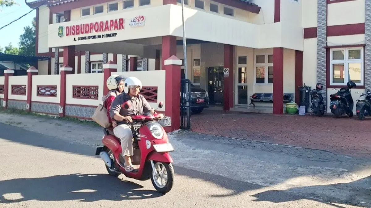 SEPI: Masyarakat melintas di depan kantor Disbudporapar Sumenep di Jalan Gotong Royong, Pajagalan, Kecamatan Kota Sumenep, Selasa (9/6). (MOH. LATIF/JPRM)
