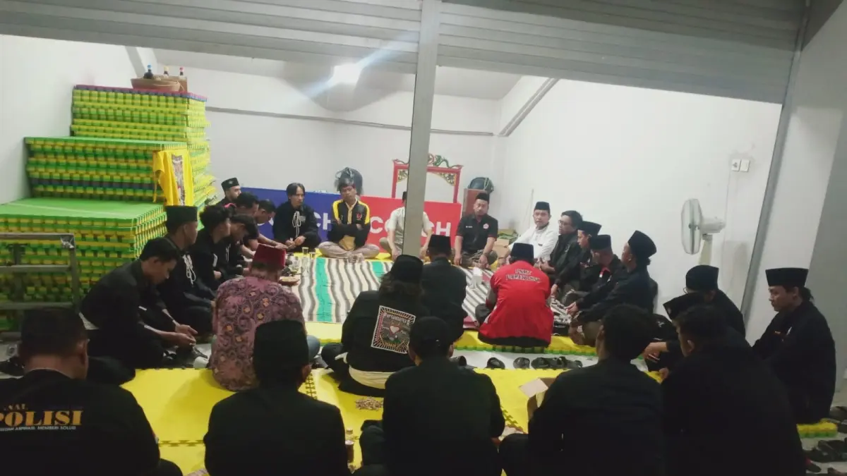 ALOT: Puluhan PSHT Cabang Pamekasan di bawah kepemimpinan Ketua Umum Muhammad Taufiq berdialog dengan Pengkab IPSI Pamekasan, Jumat (5/6).
