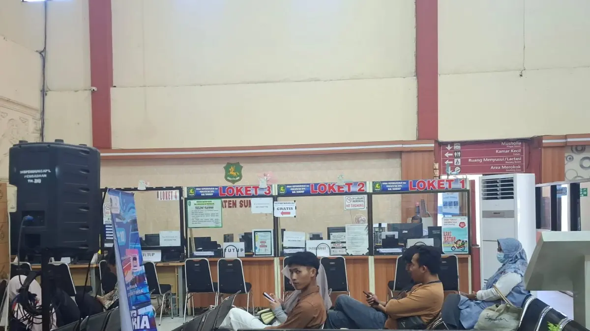 ANTRE: Sejumlah warga hendak mengurus dokumen kependudukan di MPP, Jalan Dr Soetomo, Pajagalan, Kecamatan Kota Sumenep, Rabu (10/6).