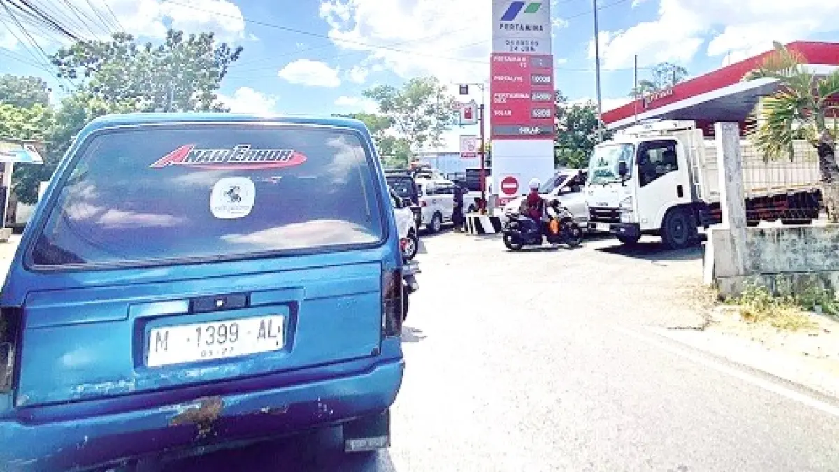ANTREAN PANJANG: Sejumlah pengendara terjebak macet di sekitar SPBU Kecamatan Pakong, Pamekasan, kemarin. (MOH. IQBAL AFGANI/JPRM)