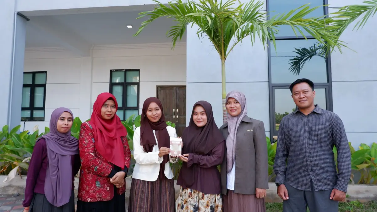 BERNILAI EKONOMIS: Jajaran sivitas akademika Institut Agama Islam Syaichona Mohammad Cholil (Insya) Bangkalan, menunjukkan sabun yang terbuat dari daun kelor Selasa (2/6).