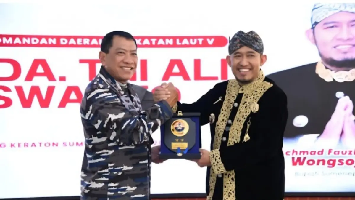 BERSINERGI: Bupati Achmad Fauzi Wongsojudo dan Komandan Kodaeral V Surabaya Laksda TNI Ali Triswanto berfoto bersama di Pendopo Keraton Sumenep, Selasa (9/6).&nbsp;