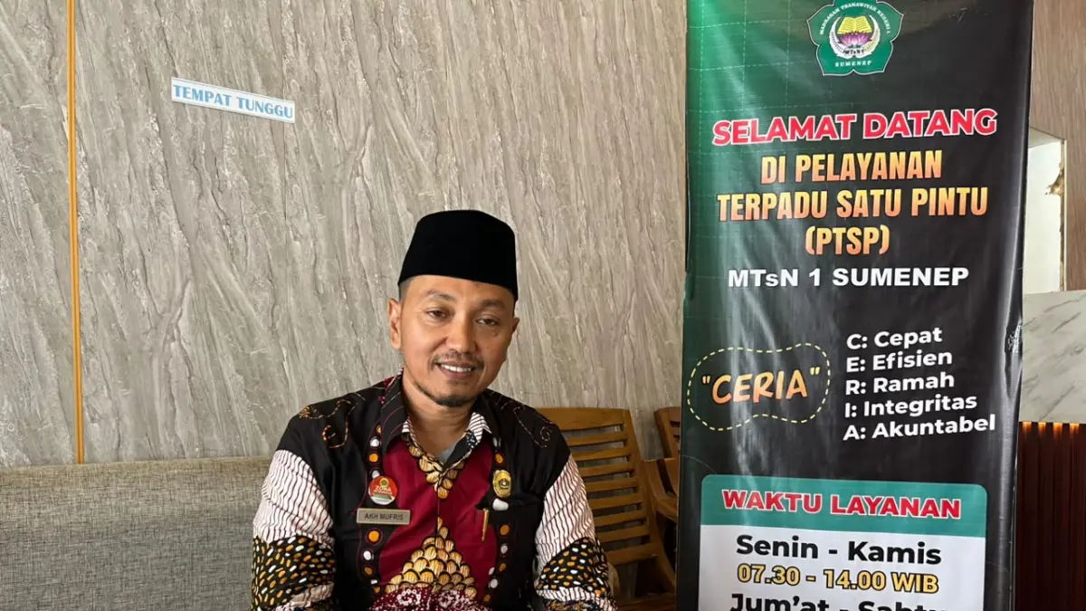BERWIBAWA: Kepala&nbsp; MTsN 1 Sumenep Akh. Mufris, M.Pd saat berada di sekolahnya, Rabu (10/6).