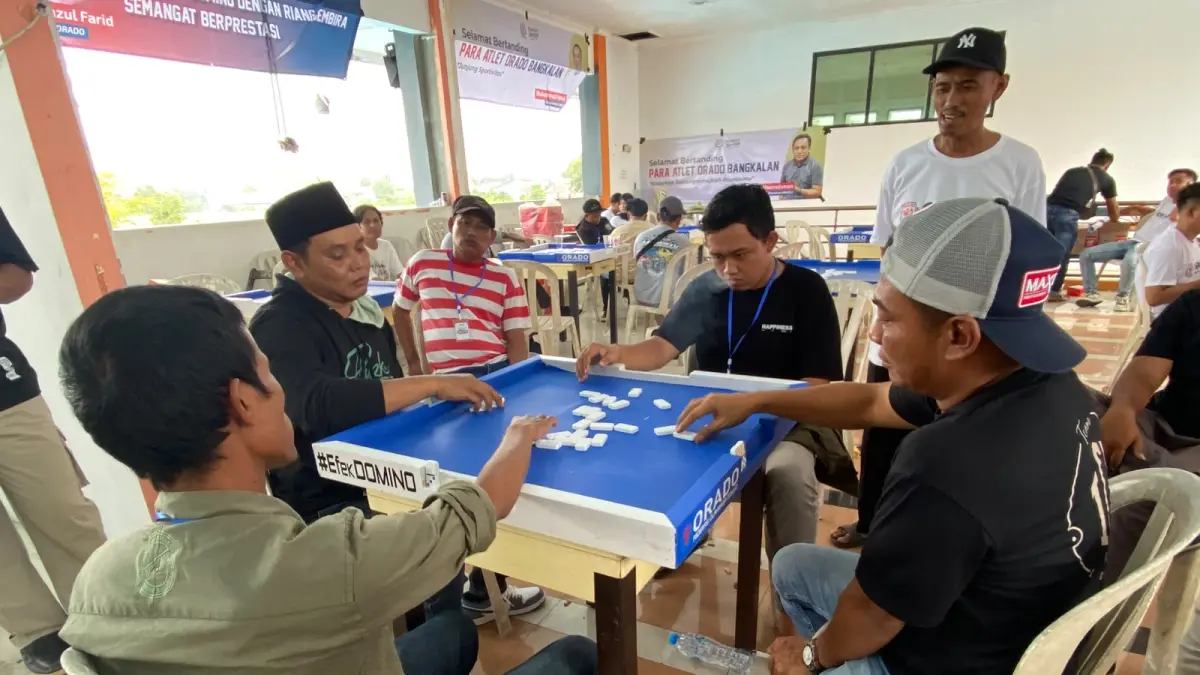 BUTUH KONSENTRASI: Peserta Kejurcab Orado bertanding di Aula TRK Bangkalan, Minggu (29/3).