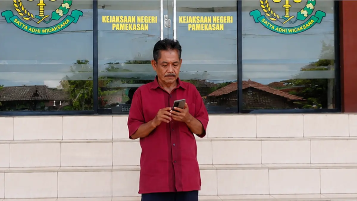 CARI KEADILAN: Kakak korban, Abd. Sukur, berada di kantor Kejaksaan Negeri Pamekasanm, Kamis (10/6).