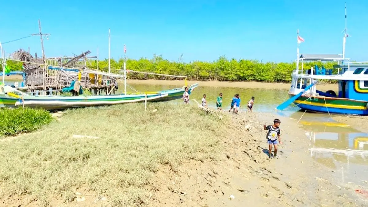 CERIA: Anak-anak nelayan bermain di sekitar perahu di Kelurahan Banyuanyar, Kecamatan Sampang, Rabu (10/6). (AYU LATIFAH/JPRM)