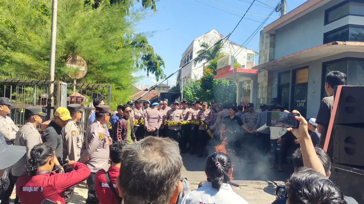 DIPROTES: Aliansi Aktivis dan Praktisi menggelar aksi unjuk rasa di depan kantor Pengadilan Negeri Sumenep, Rabu (10/6).