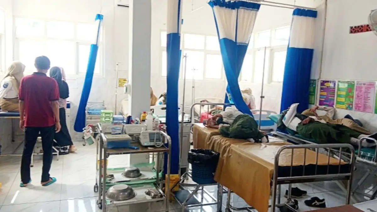 DIRAWAT: Puluhan siswa di Kecamatan Kokop, Bangkalan&nbsp; menjalani perawatan di puskesmas setempat, Kamis (4/6). (SATGAS UNTUK JPRM)