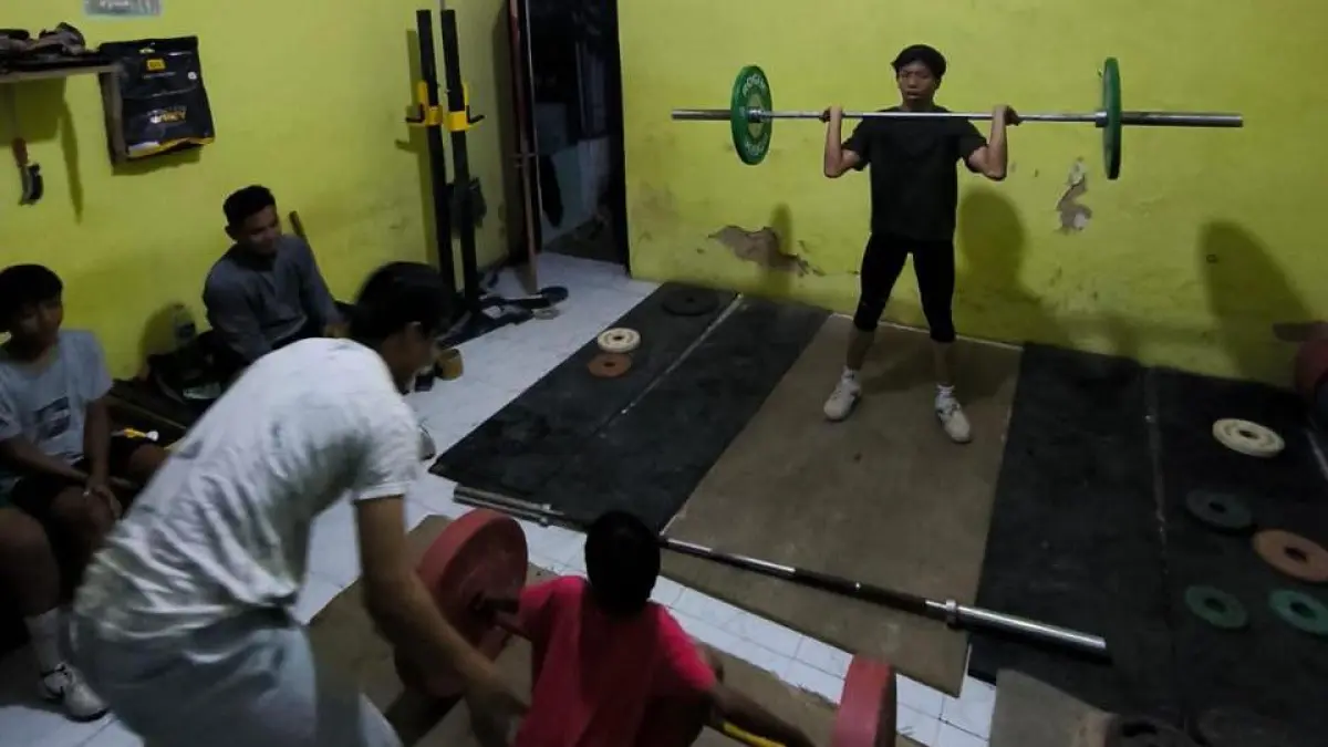 FOKUS: Atlet PABSI Sumenep sedang menjalani latihan rutin di GOR A. Yani, Desa Pabian, Kecamatan Kota, Senin (16/3).