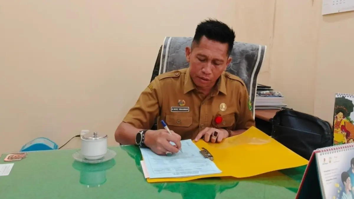 FOKUS: Kabag Perekonomian dan SDA Setkab Sumenep Dadang Dedy Iskandar saat ditemui di ruangannya.