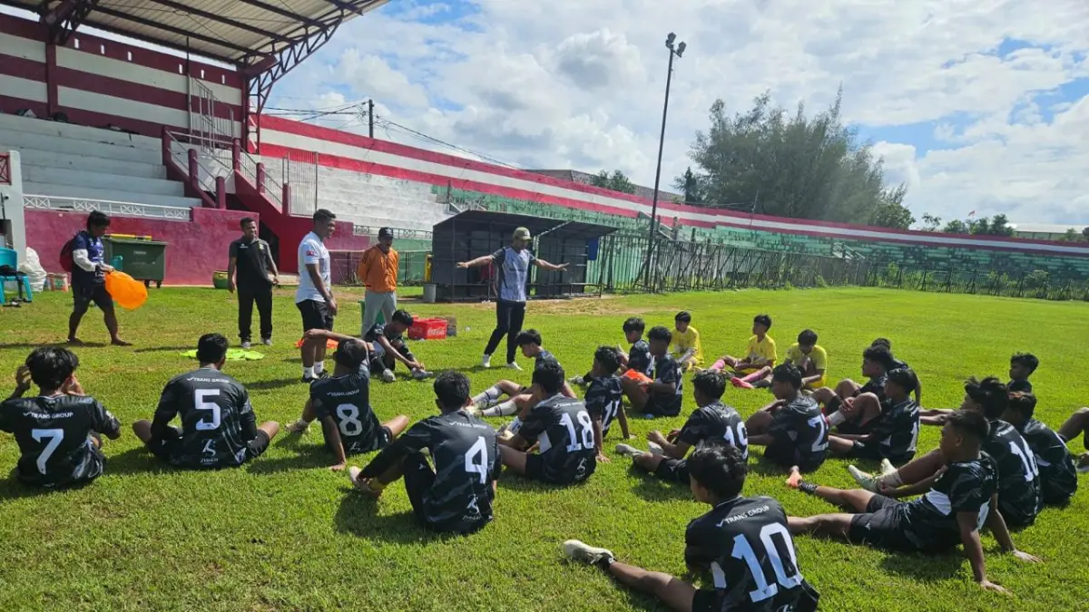 FOKUS: Pemain U-17 Perssu MC mengikuti latihan di Stadion A. Yani, Desa Pabian, Kecamatan Kota Sumenep, Kamis (10/6).&nbsp;
