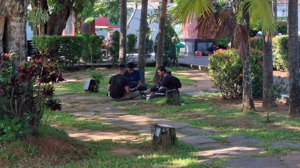 HIJAU: Sejumlah warga tengah bersantai di Taman Tajamara, Desa Kolor, Kecamatan Kota Sumenep.