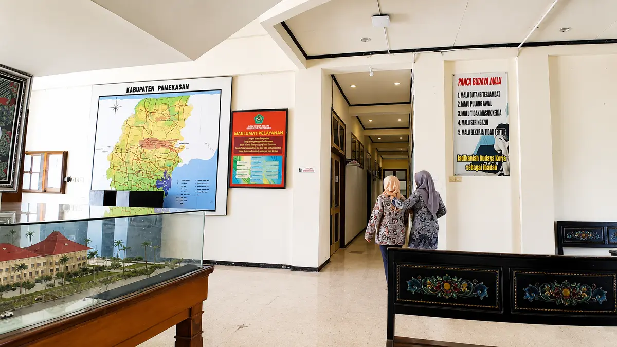 ISTIRAHAT: Pegawai berada di sekitar kantor Pemkab Pamekasan, Kamis (10/6).