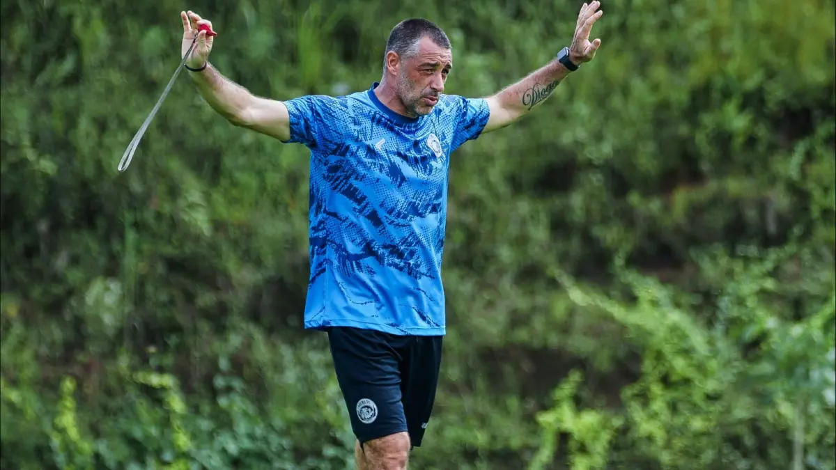 JURU TAKTIK BARU: Jose Manuel Gomes da Silva memimpin latihan saat menukangi Arema FC di musim 2025/2026.
