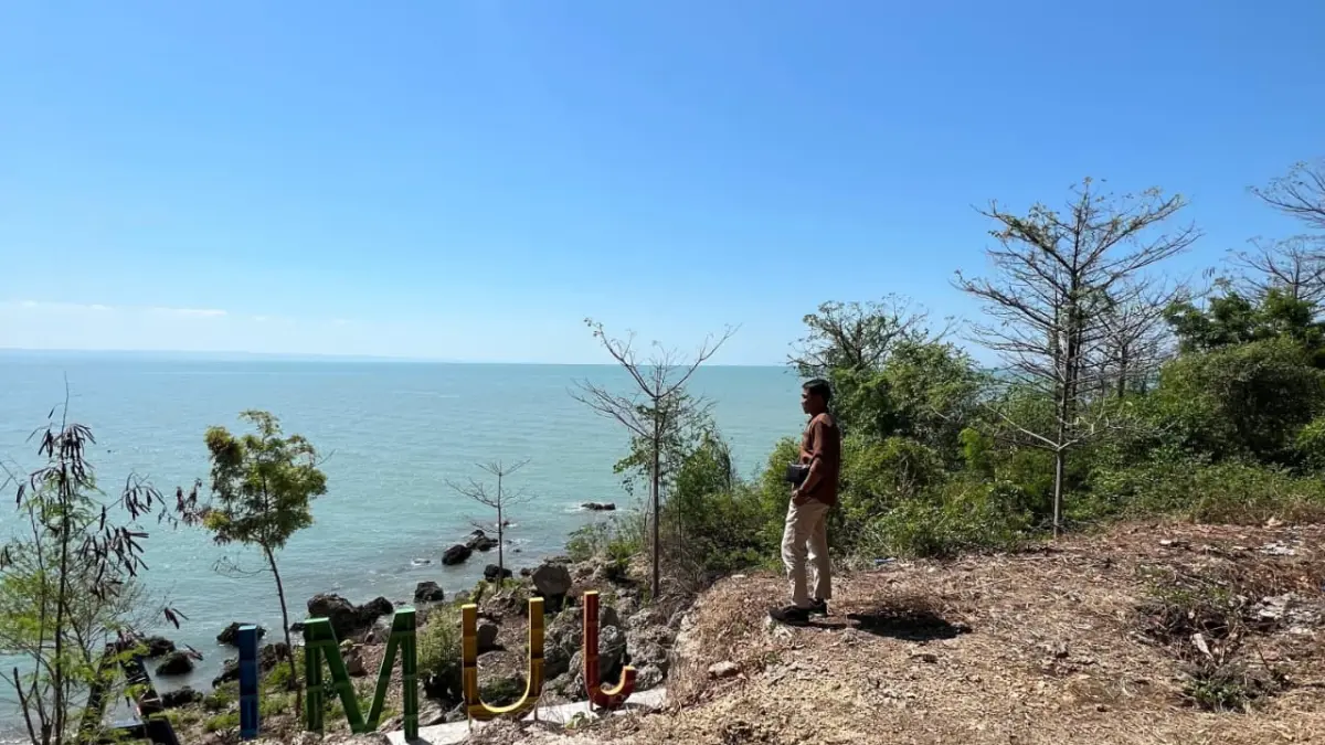 KEKAYAAN ALAM: Seorang pengunjung menikmati pemandangan Pantai Jumiang di Desa Tanjung, Kecamatan Pademawu, Senin (8/6).