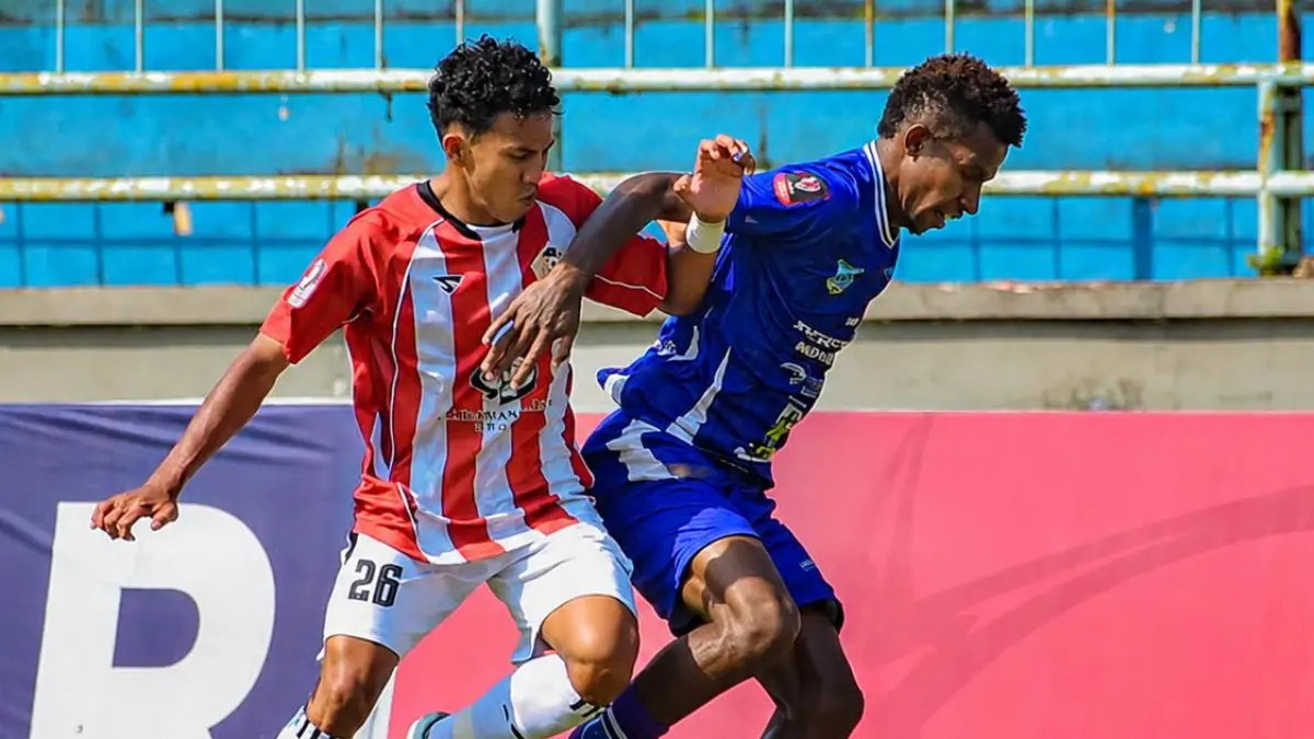 KUAT: Pemain Persepam Abd. Hamid mencoba menghentikan pergerakan pemain Persemay Maybrat Papua di Stadion Gelora Brantas, Kota Batu, Kamis (10/6).